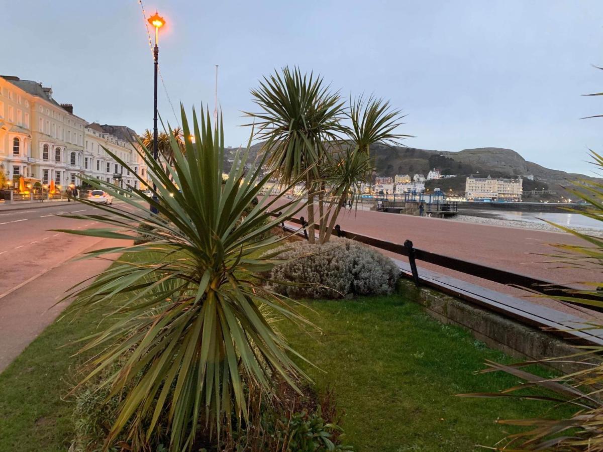 Iris Hotel Llandudno Exteriör bild