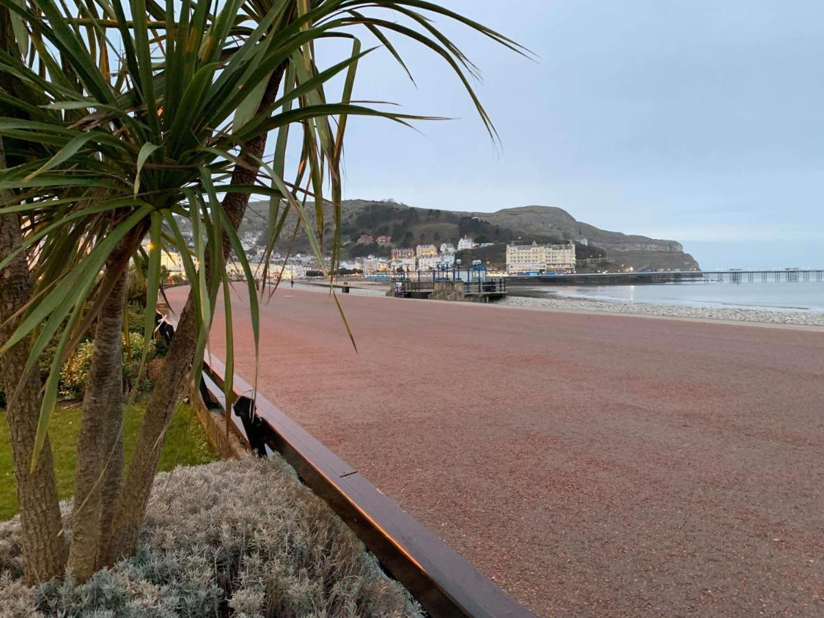 Iris Hotel Llandudno Exteriör bild